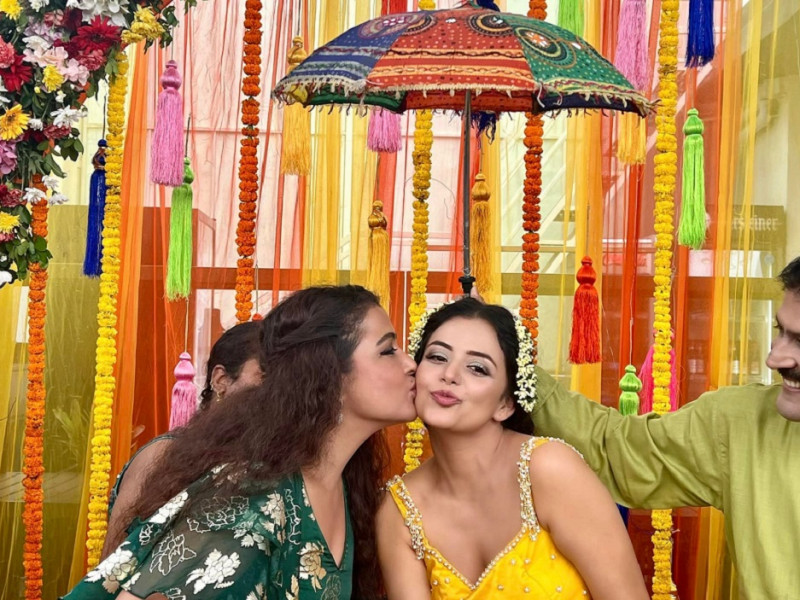 नीताको मेहन्दी कार्यक्रम- रेखाले चुम्बन गरिन्, प्रकाशले छाता ‌ओढाए